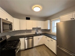 2018 James St in Syracuse, NY - Foto de edificio - Building Photo