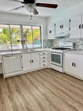 8620 NW 21st Ct in Sunrise, FL - Building Photo - Building Photo