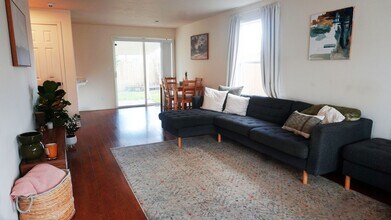 4398 Northside Dr NE in Salem, OR - Foto de edificio - Building Photo