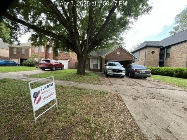 1724 Old Creek Dr in Rosenberg, TX - Building Photo