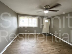 8608 Crystal Ave in Kansas City, MO - Foto de edificio - Building Photo