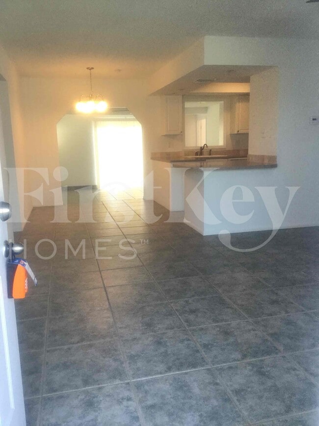 305 NE Floresta Dr in Port St. Lucie, FL - Foto de edificio - Building Photo