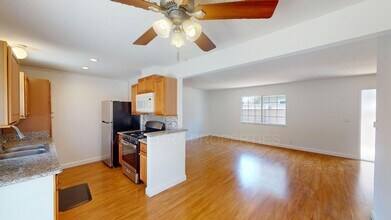284 16th Pl in Costa Mesa, CA - Building Photo - Building Photo