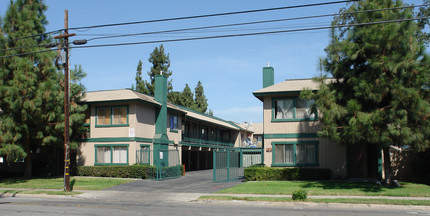 411 E Washington Ave in Santa Ana, CA - Foto de edificio - Building Photo