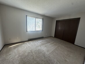 2406 Marquette Rd in Peru, IL - Foto de edificio - Building Photo