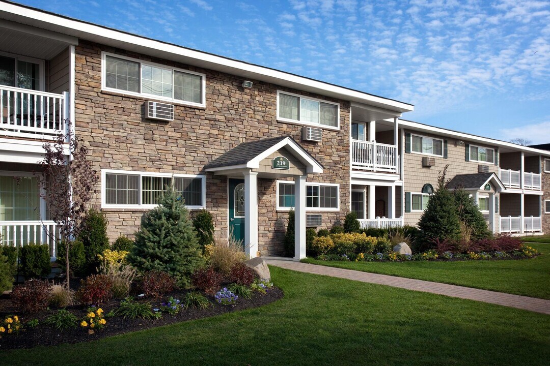 231 Lakeland Ave in Sayville, NY - Building Photo