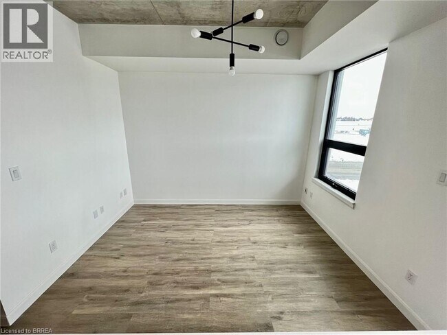 7 Erie Ave in Brantford, ON - Building Photo - Building Photo