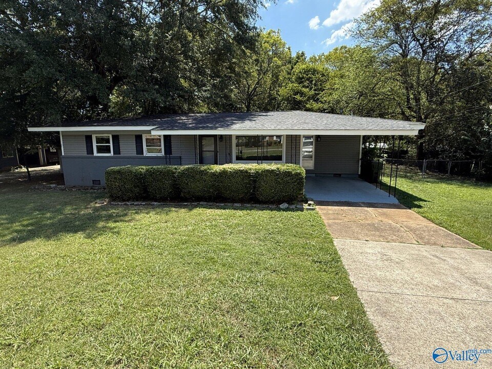 8119 Old Madison Pike in Madison, AL - Building Photo