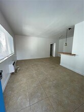 7717 Byron Ave, Unit 14 in Miami Beach, FL - Building Photo - Building Photo