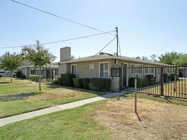 4530 E Sierra Madre Ave in Fresno, CA - Building Photo - Building Photo