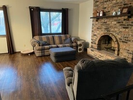 4456 Johnny Cake Ridge Rd in Eagan, MN - Building Photo