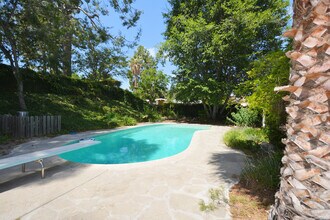 23526 Dolorosa St in Woodland Hills, CA - Foto de edificio - Building Photo