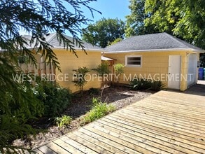 4438 SE Ogden St in Portland, OR - Foto de edificio - Building Photo