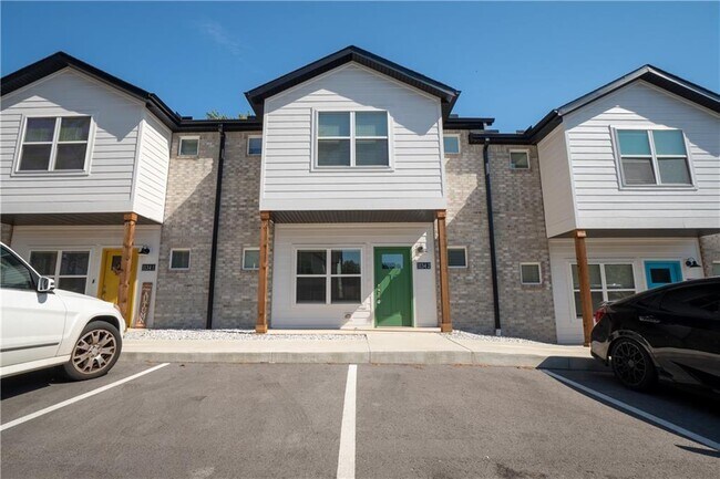 1243 N Pink Ter in Fayetteville, AR - Building Photo - Building Photo