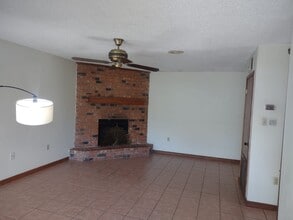 7912 Bles Ave, Unit D in Baton Rouge, LA - Foto de edificio - Building Photo