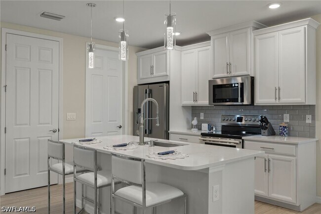 14680 Edgewater Cir in Naples, FL - Building Photo - Building Photo