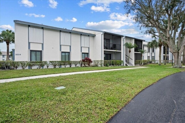 1014 Green Pine Blvd in West Palm Beach, FL - Building Photo - Building Photo