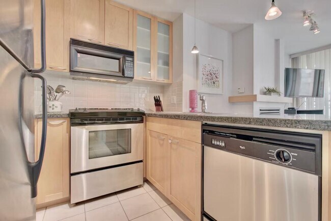 1070 Richards St in Vancouver, BC - Building Photo - Building Photo