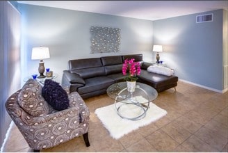 Villa Madrid in Brownsville, TX - Foto de edificio - Building Photo