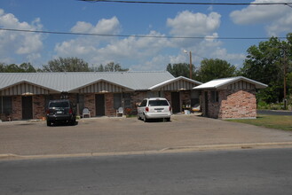 1400 N Saint Marys St in Beeville, TX - Building Photo - Building Photo