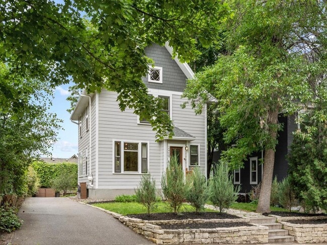 2408 Grand Ave S in Minneapolis, MN - Building Photo - Building Photo
