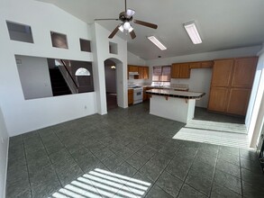 8201 Crab Apple Ct in Bakersfield, CA - Building Photo - Building Photo