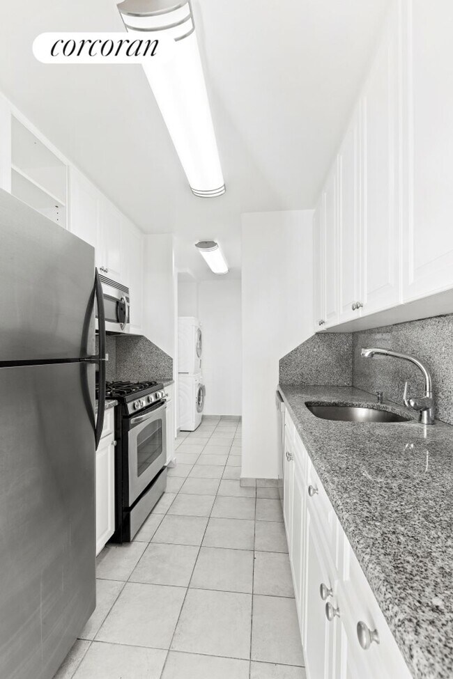 177 E 75th St in New York, NY - Building Photo - Building Photo