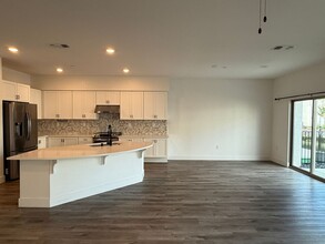 5301 E Commerce Way in Sacramento, CA - Building Photo - Building Photo