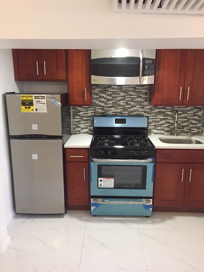 6639 Burns St, Unit Walk-in Studio in Rego Park, NY - Foto de edificio - Building Photo