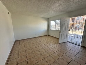 5666 E Lake Mead Blvd in Las Vegas, NV - Building Photo - Building Photo