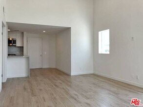 301 S Swall Dr in Los Angeles, CA - Building Photo - Building Photo