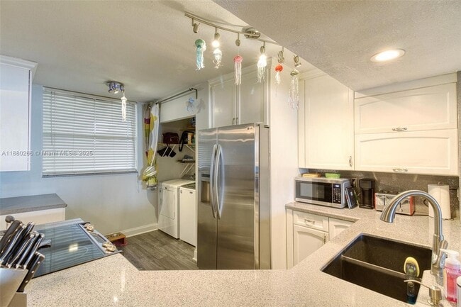 115 Lake Emerald Dr, Unit 306 in Oakland Park, FL - Building Photo - Building Photo
