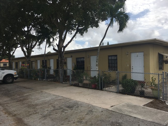 1082 Palm Ave in Hialeah, FL - Building Photo - Other