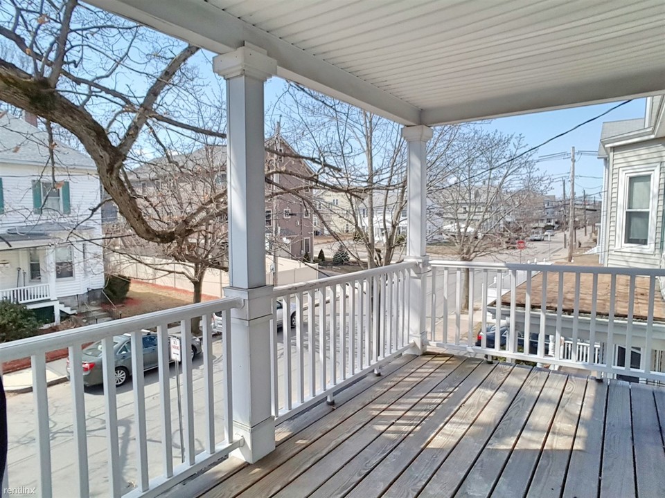 180 Robbins St-Unit -# A in Waltham, MA - Building Photo
