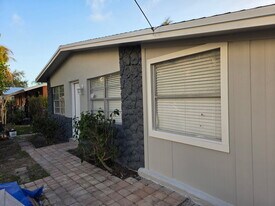 3044 SE Camino Ave in Stuart, FL - Building Photo