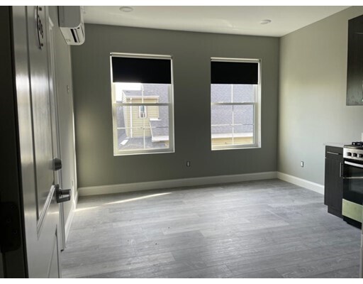 100 Shirley Ave-Unit -209 in Revere, MA - Foto de edificio
