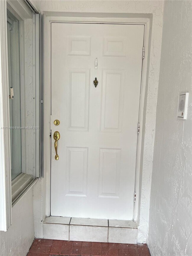6275 NW 109th Ave in Doral, FL - Building Photo - Building Photo