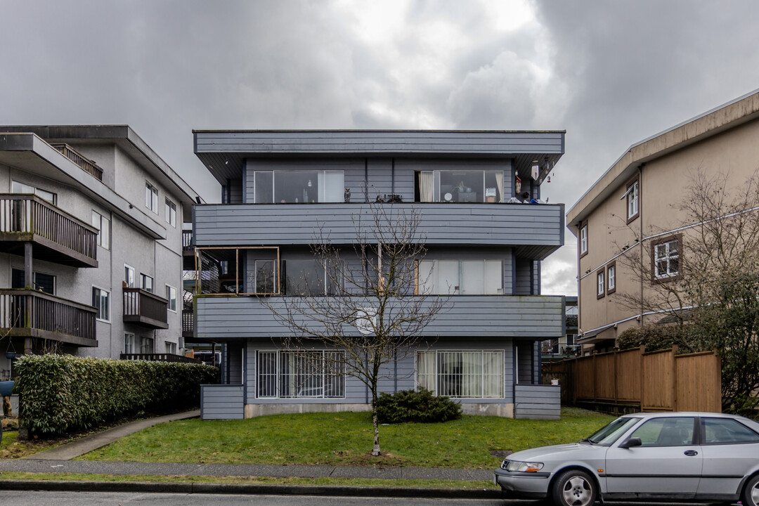 2124 Triumph St in Vancouver, BC - Building Photo