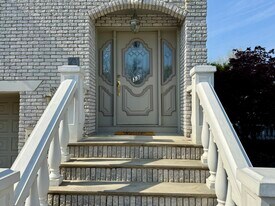 33 Willow Wood Ct, Unit 2 in East Rutherford, NJ - Building Photo