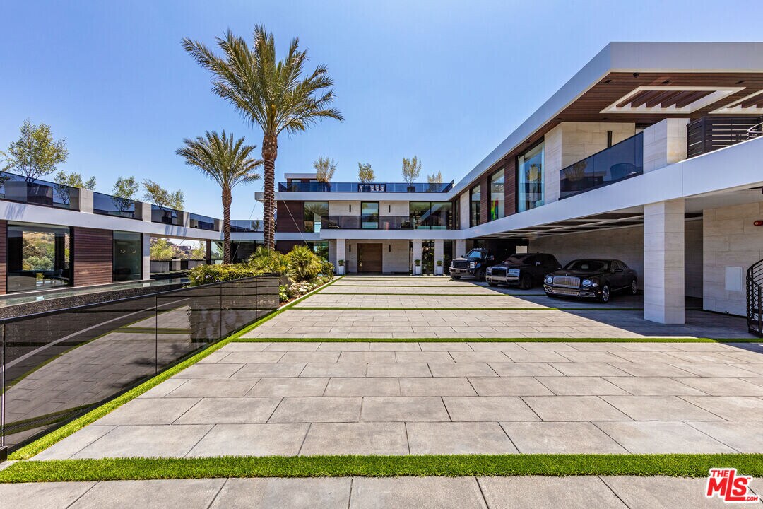 1047 N Bundy Dr in Los Angeles, CA - Building Photo