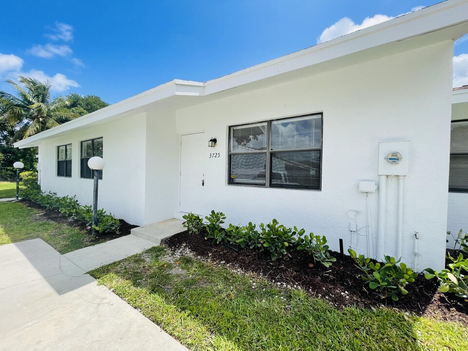 3813 Park Lane Villas Rd in West Palm Beach, FL - Building Photo