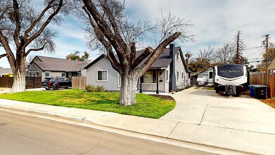 204 N Santa Ana Ave in Modesto, CA - Building Photo - Building Photo