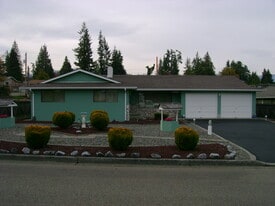 1420 W 10th St in Port Angeles, WA - Building Photo