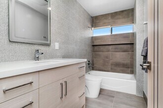 2611 S Bentley Ave in Los Angeles, CA - Foto de edificio - Building Photo