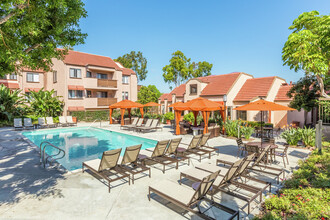 Berkeley-Columbia Court Apartments in Irvine, CA - Foto de edificio - Building Photo