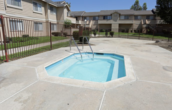 Las Palmas Apartments in Rialto, CA - Building Photo - Building Photo