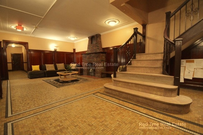 2045 Commonwealth Ave in Boston, MA - Building Photo - Building Photo