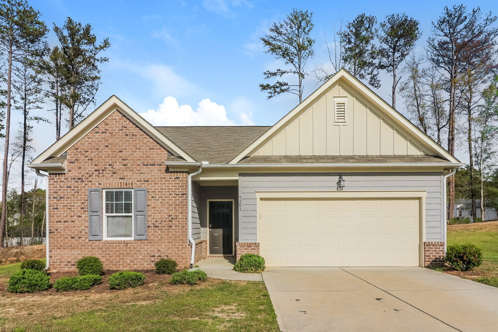 7261 Lacey Dr in Douglasville, GA - Building Photo