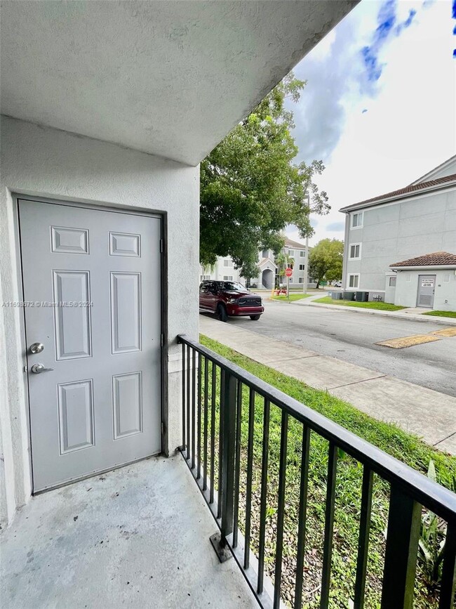 15440 SW 284th St in Homestead, FL - Foto de edificio - Building Photo