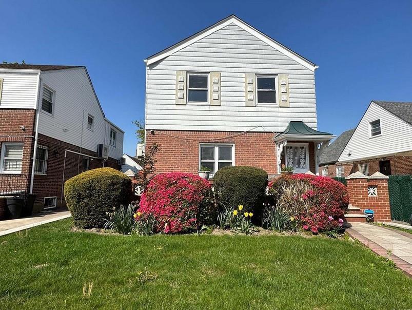 76-12 175th St in Queens, NY - Building Photo
